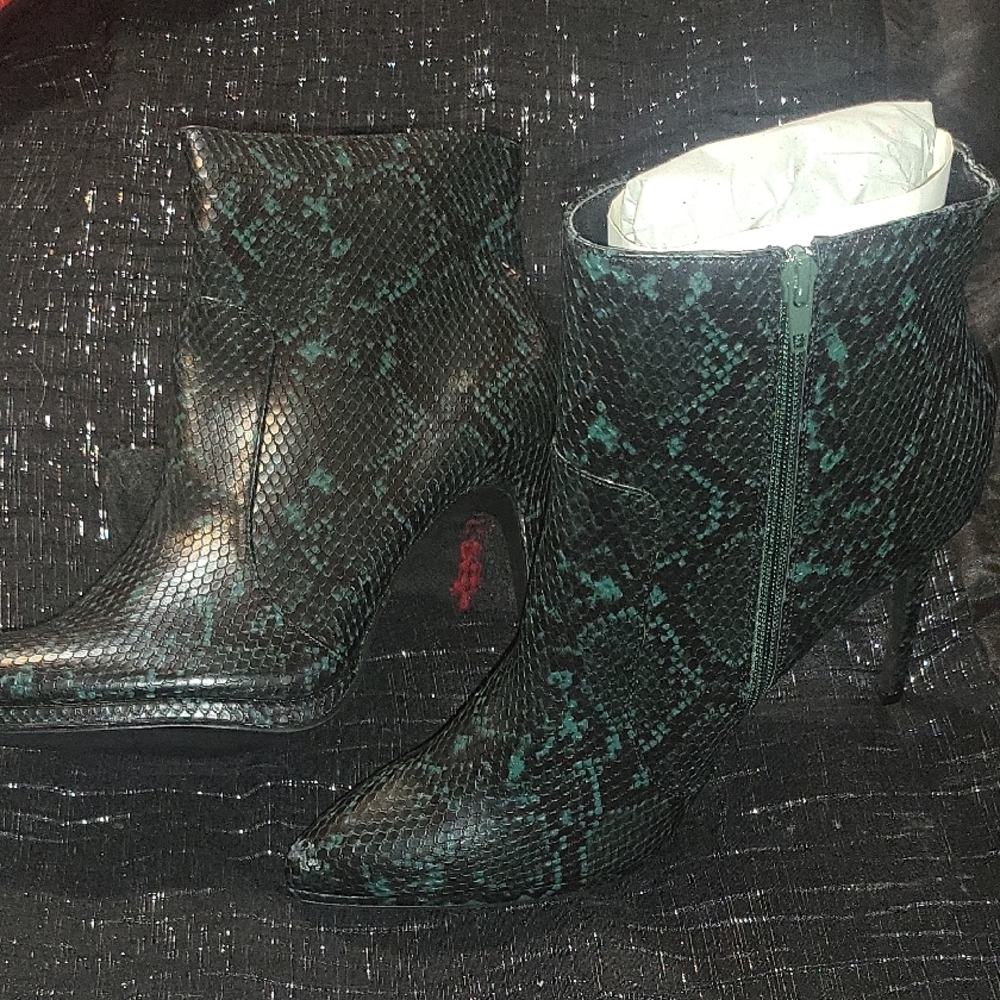 Elegant Black and Green Ankle Boots.... NEVER WORN